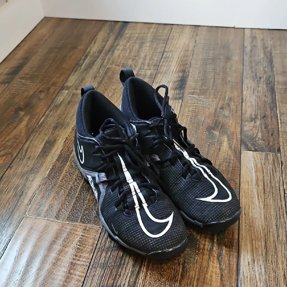 Nike Men's Alpha Fastflex Black and Gray Alpha Menace 3 Shark Football Cleats‎